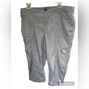 Style & Co Cargo Capris. Very Good Pre Owned Condition.Size-16. Nice Summer Gray